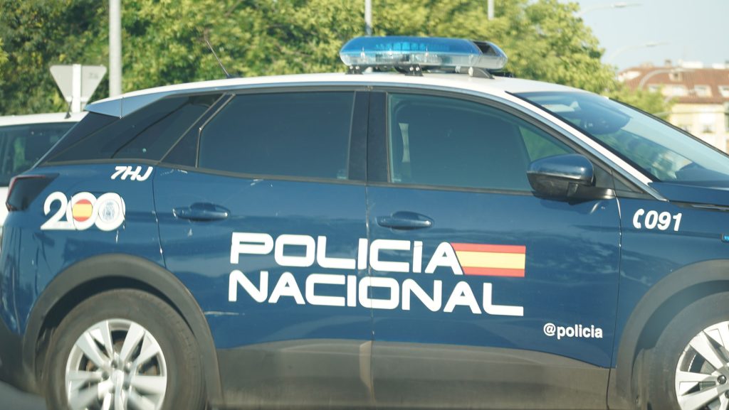 Un hombre se sube a uno de los arcos del Puente de Hierro de Talavera