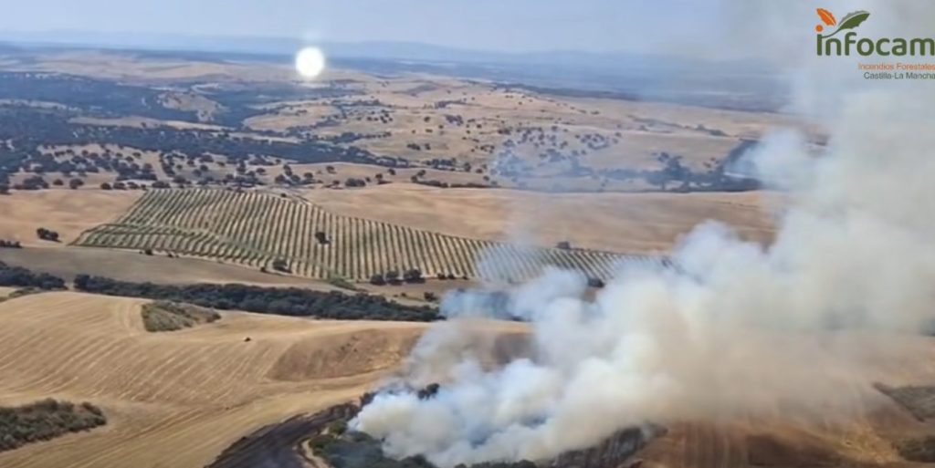 El incendio de Las Herencias continúa activo y mantiene un amplio despliegue de medios de extinción
