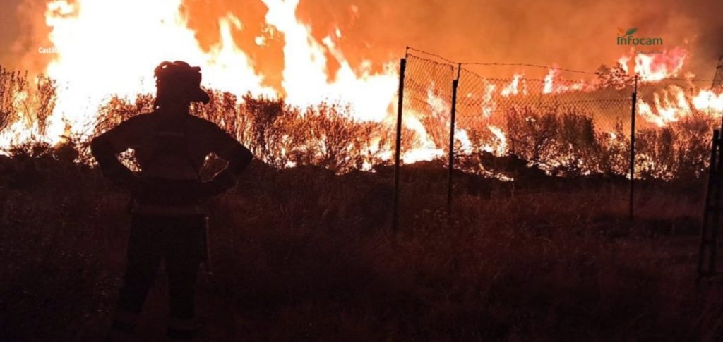 El incendio de La Mierla ya supera las 26.000 hectáreas y obliga a nuevas evacuaciones