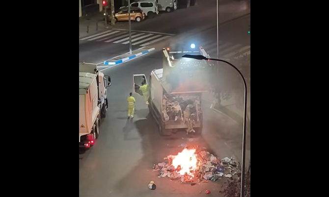 Un camión de la basura arde de madrugada en la rotonda de Los Tres Olivos de Talavera