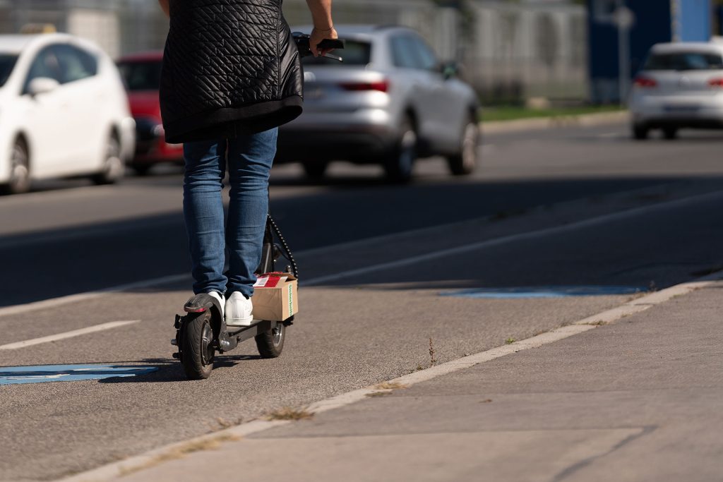 La DGT endurece las normas para los patinetes eléctricos: nuevas obligaciones y multas de hasta 600 euros