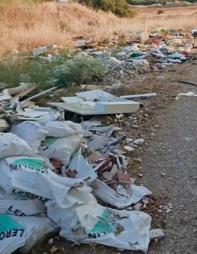 Verdébora denuncia la acumulación de toneladas de basura en el camino viejo de Talavera