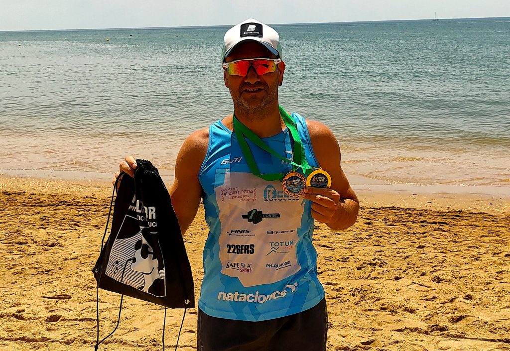 El talaverano Rubén Gutiérrez vuelve a subir al podio absoluto en la XVI Travesía a Nado Playa