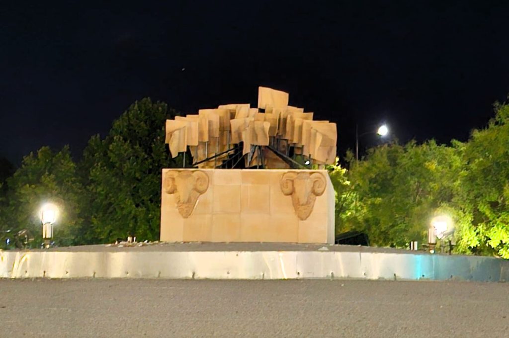 La escultura cerámica de Las Mondas ya corona la fuente de los Jardines del Prado