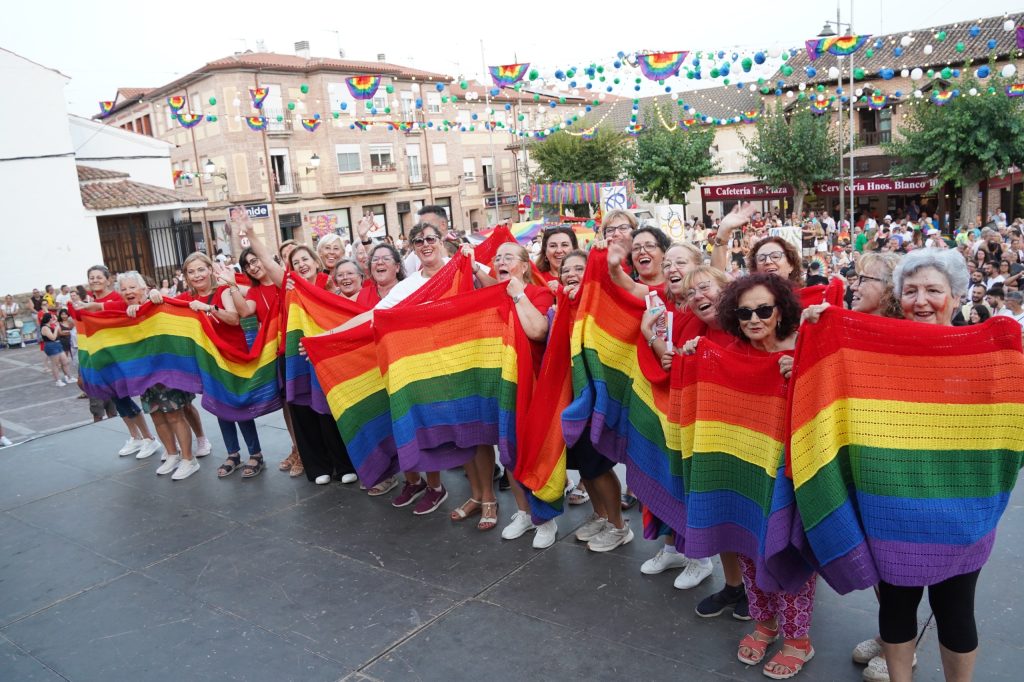 Cerca de 4.000 personas convierten el Orgullo de Cazalegas en una gran cita de la diversidad rural