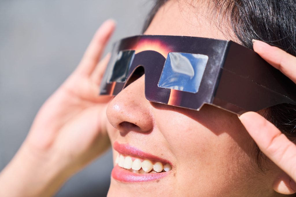 Retiran seis modelos de gafas para el eclipse solar