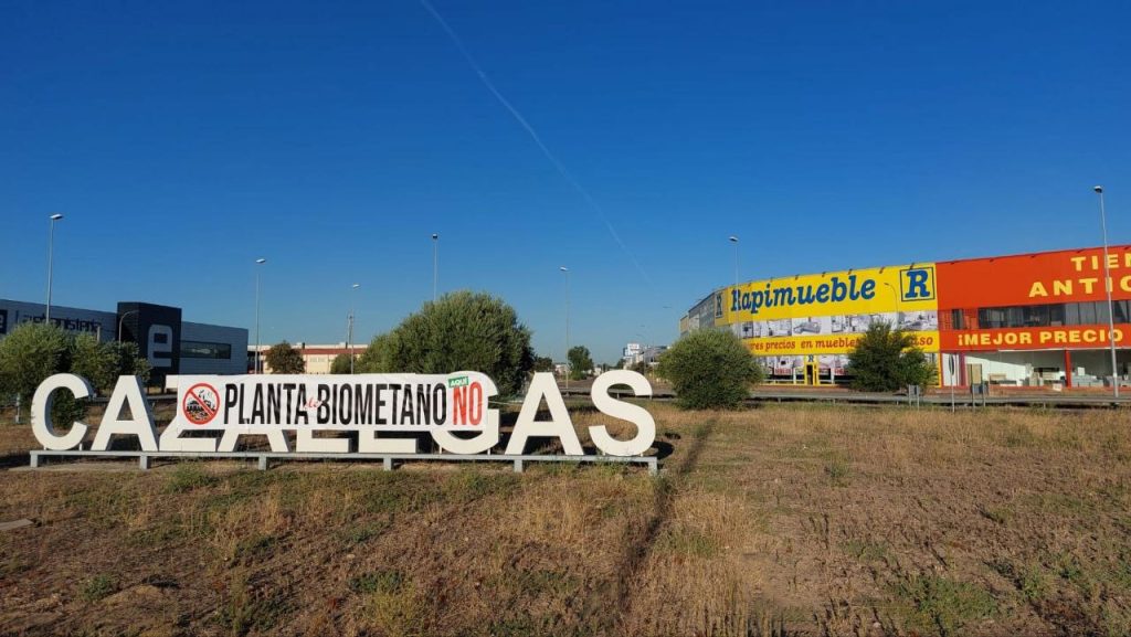 El rechazo a las plantas de biometano se hace visible con pancartas en la N-Va