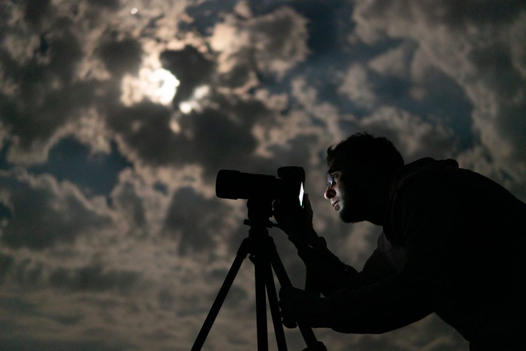 Guía para fotografiar un eclipse solar sin poner en riesgo tu cámara