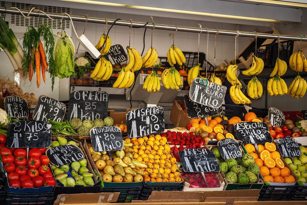 Los productos frescos vuelven a abaratar la cesta de la compra, el estudio incluye supermercados de Talavera