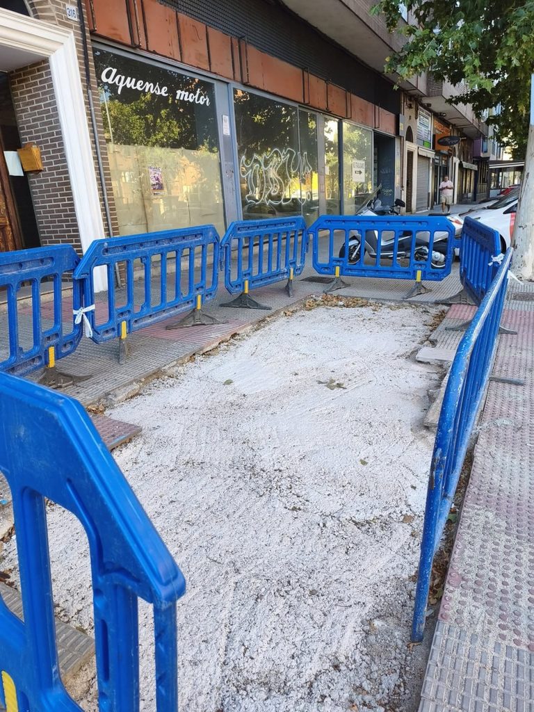 Dos meses entre vallas y obras en la avenida Francisco Aguirre de Talavera: los vecinos piden una solución
