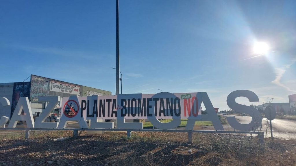 El rechazo a las plantas de biometano se hace visible con pancartas en la N-Va