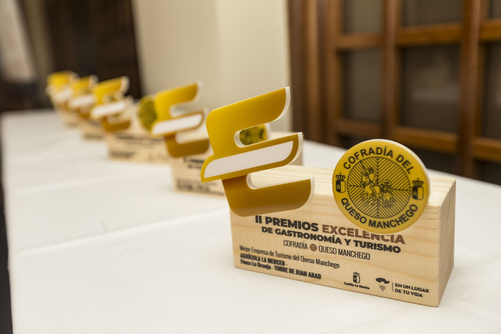 La Cofradía del Queso Manchego reconoce la excelencia gastronómica y turística de Castilla-La Mancha
