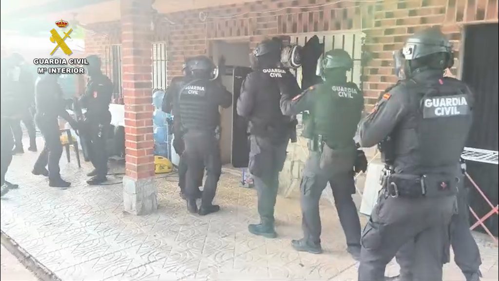 Le roban a punta de pistola y responde quemando sus casas: tres detenidos en Calalberche