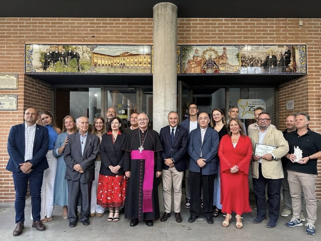 La Salle celebra 75 años en Talavera con un mural que recorre su historia