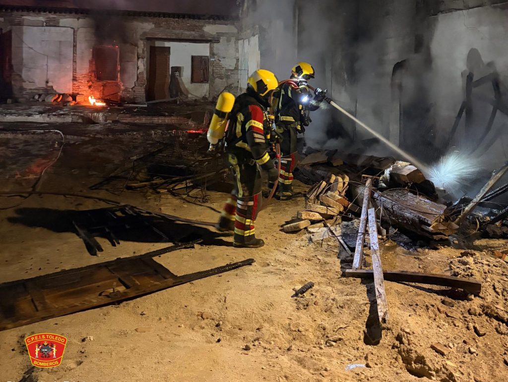 Un incendio de madrugada causa alarma en el Claustro de los Canónigos 
