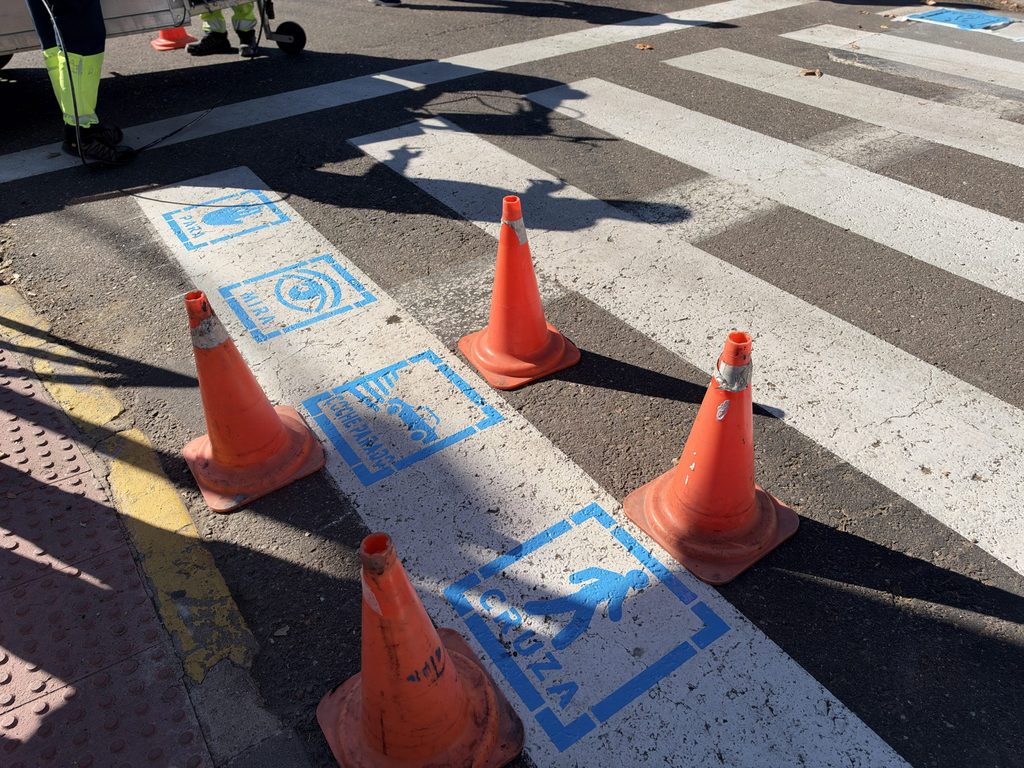 Talavera mejora la seguridad de sus pasos de peatones con nuevos pictogramas accesibles