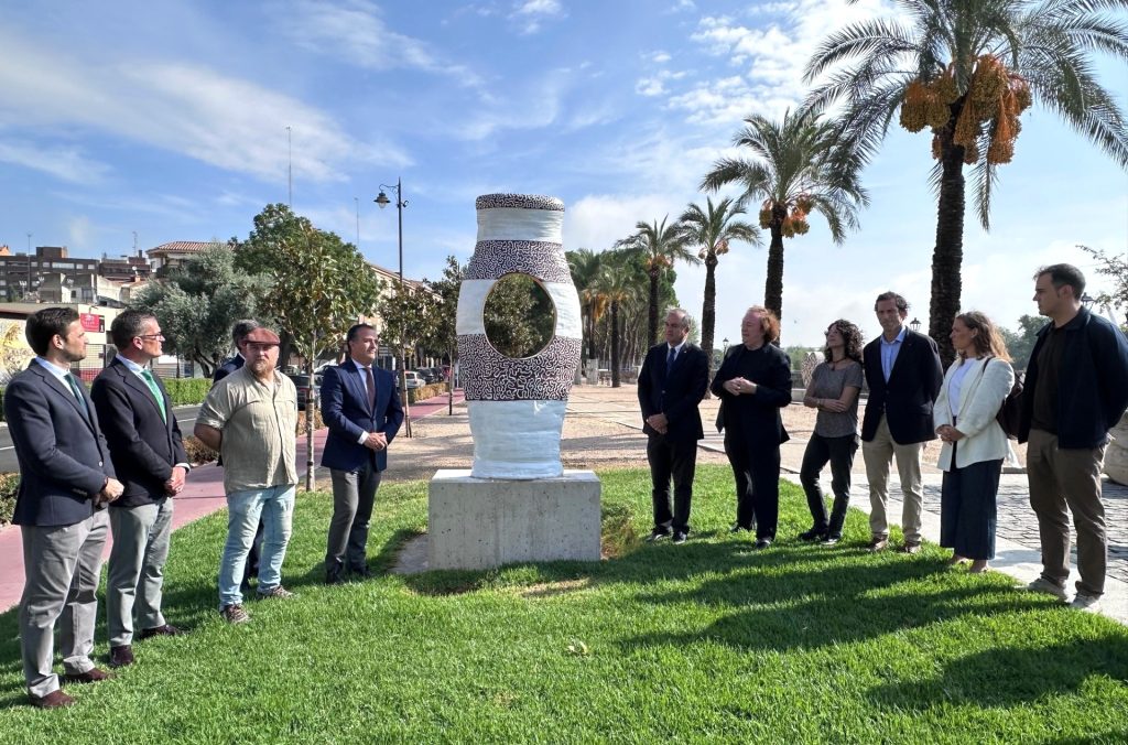 Talavera estrena seis esculturas cerámicas entre innovación y críticas por los retrasos