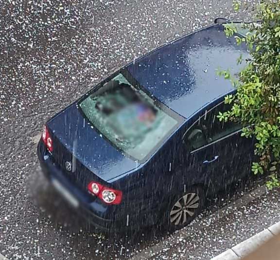 El granizo deja importantes daños en numerosos vehículos de Talavera