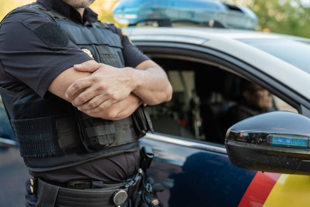 Tres policías salvan la vida a un hombre en una pista de pádel de Talavera