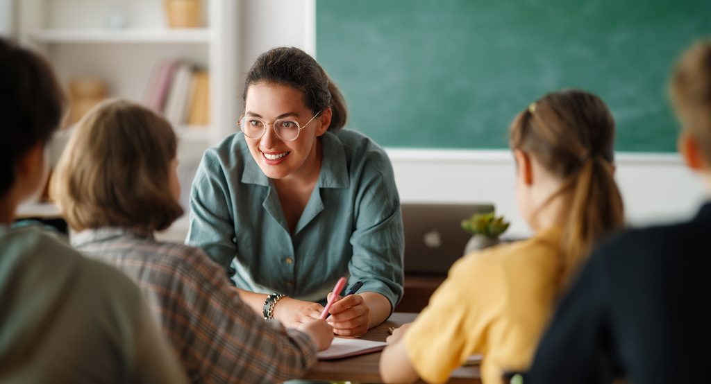 La realidad que se vive en las aulas: docentes desbordados ante la falta de recursos educativos