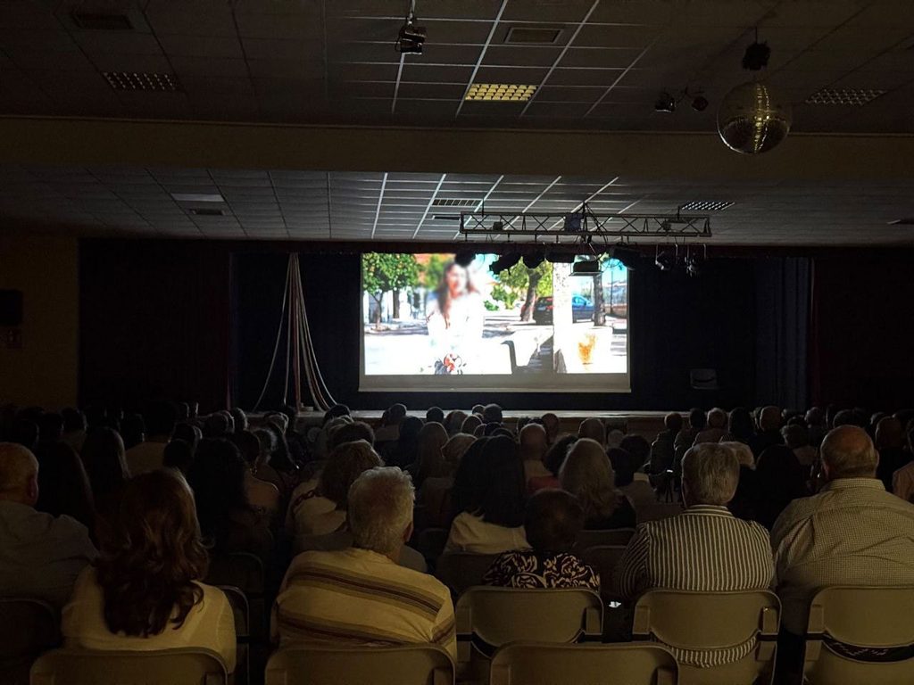 El preestreno de ‘Raíces de Talavera la Nueva’ se convierte en un éxito de público y emoción
